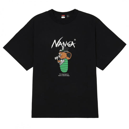 NANGA×Jerry Ukai ECO HYBRID Sleeping Jerry Marquez TEE